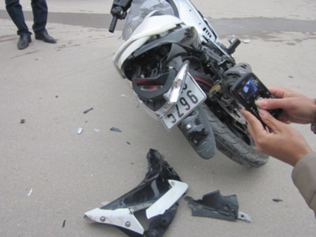Dù đâm trực diện nhưng phần sau của chiếc xe máy cũng đã bị hư hỏng nặng